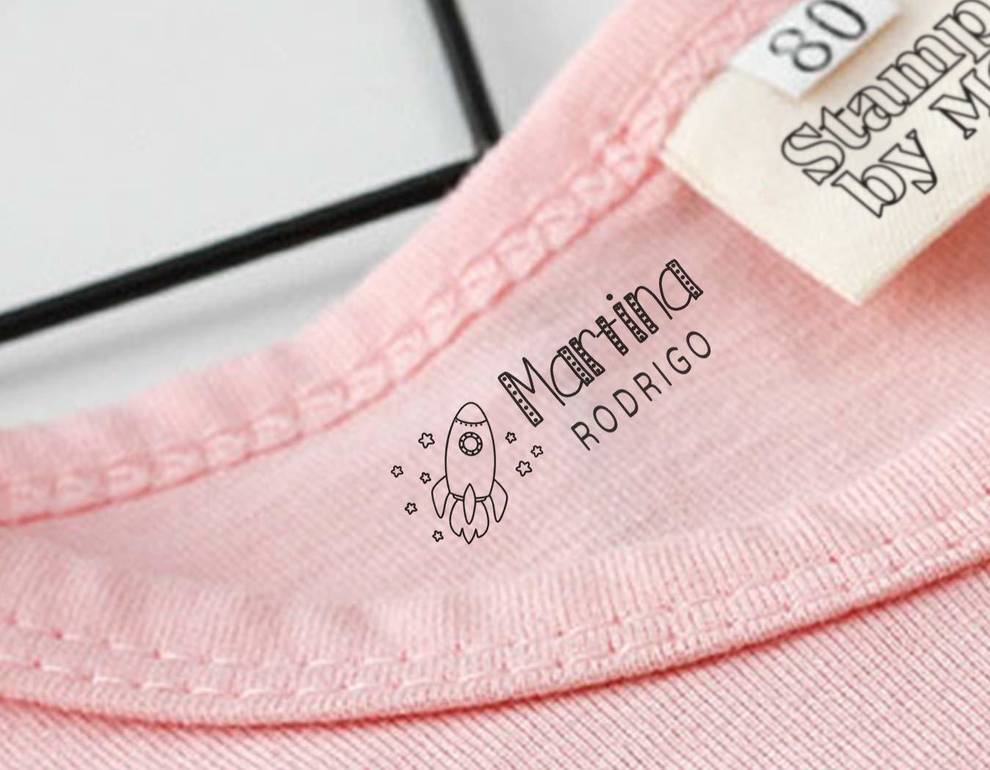 Imagen de un sello marcador de ropa escolar