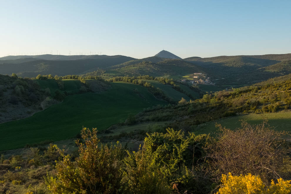 Vista panorámica del valle de la Valdorba, con el pueblo de Leoz y la Higa de Monreal al fondo