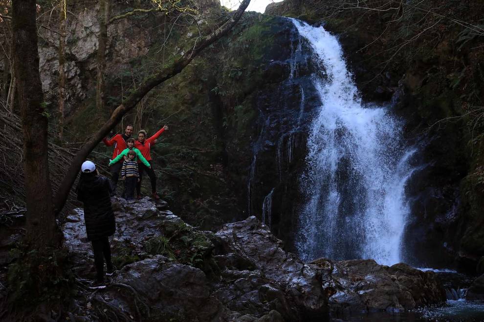 Fotos de visitantes en la cascada de Xorroxin, en el mirador de Zamariain y en el Cañón del río Ubagua. JOSÉ CARLOS CORDOVILLA