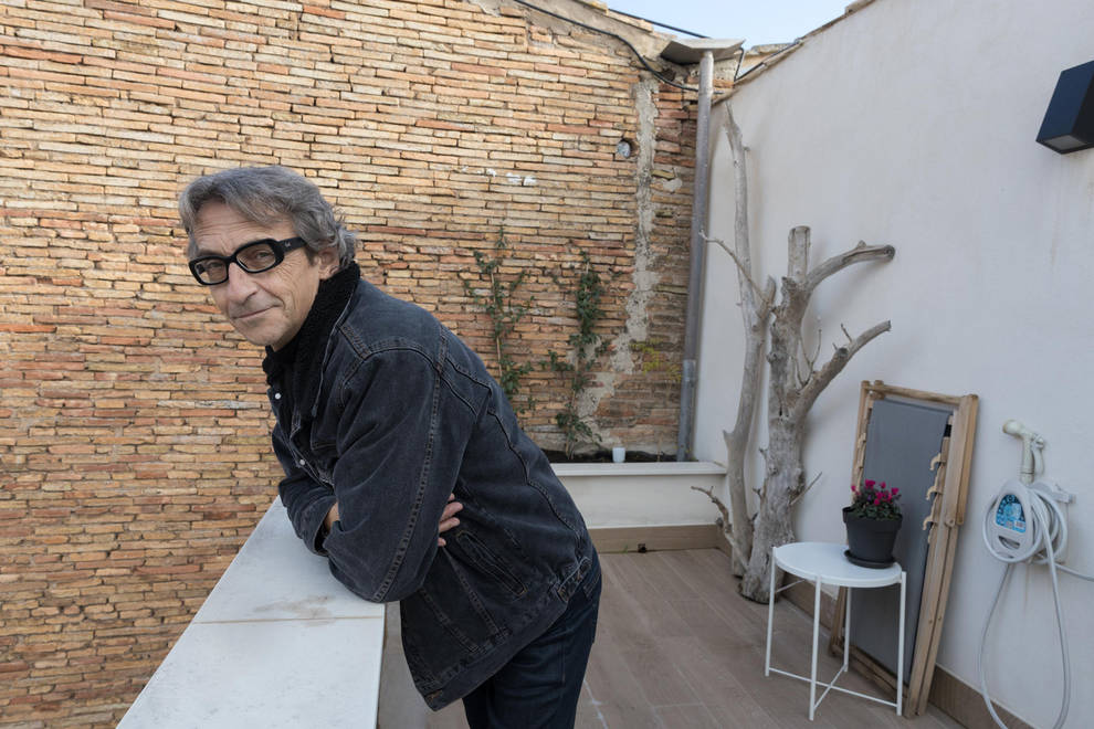 Javier Sanz Arellano, en la terraza de una de las dos viviendas de la plaza de San Nicolás.
