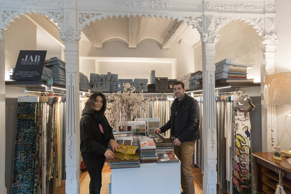 Marta Fernández Cerdán y Carlos Carrera Berdonces, en el Estudio de Interiorismo Fernández.