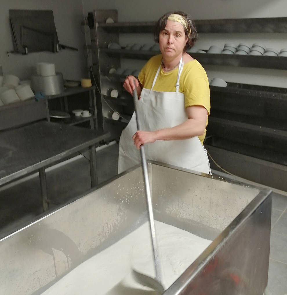 Marian Otxotorena, ganadera y productora de queso de oveja artesanal de la quesería Axuribeltz.
