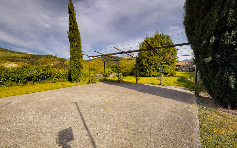 Casa de piedra restaurada con terreno en Endériz