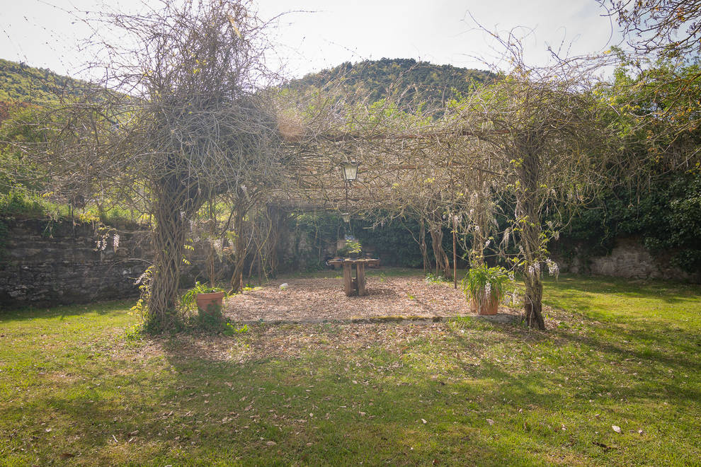 Casa de piedra restaurada con terreno en Endériz