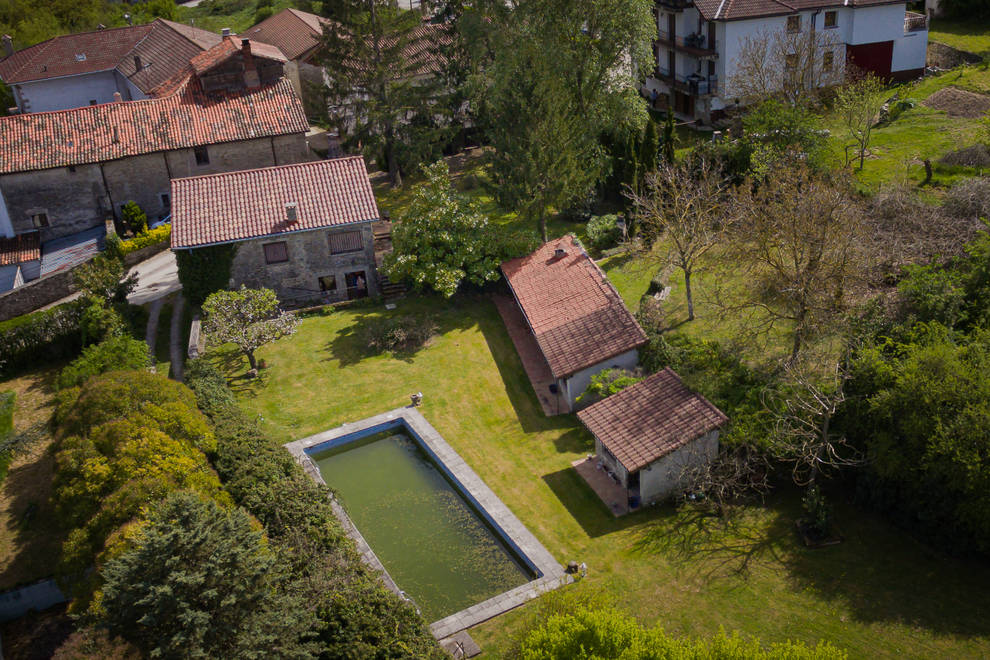 Casa de piedra restaurada con terreno en Endériz