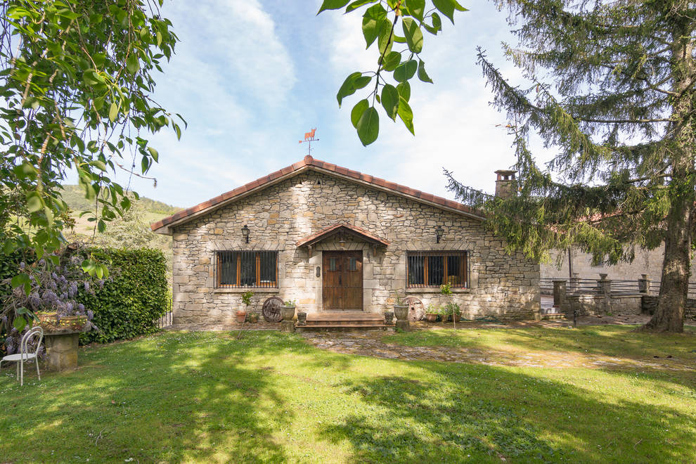 Casa de piedra restaurada con terreno en Endériz