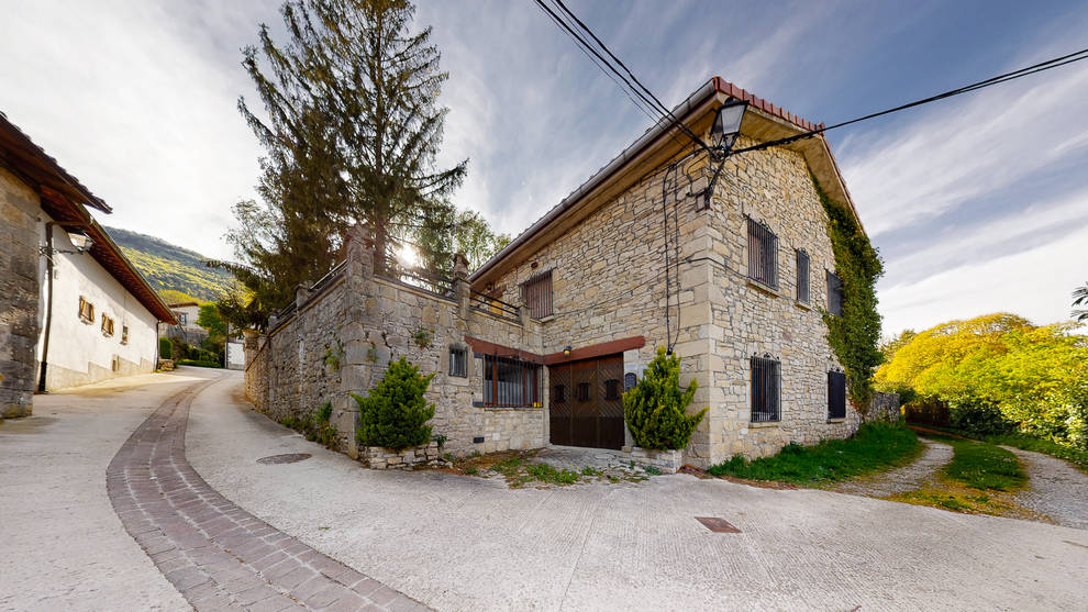 Casa de piedra restaurada con terreno en Endériz
