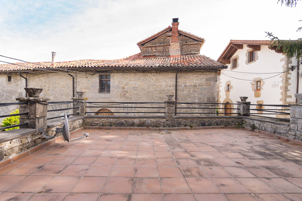 Casa de piedra restaurada con terreno en Endériz
