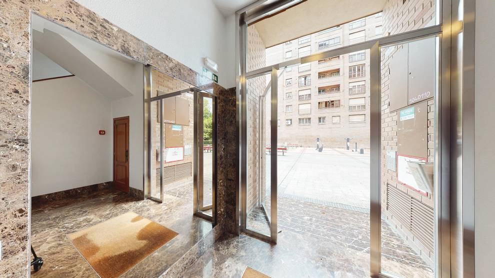 Piso reformado y luminoso en el barrio de Azpilagaña