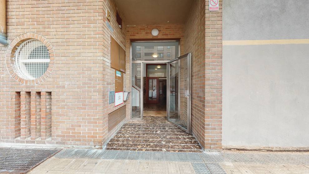 Piso reformado y luminoso en el barrio de Azpilagaña