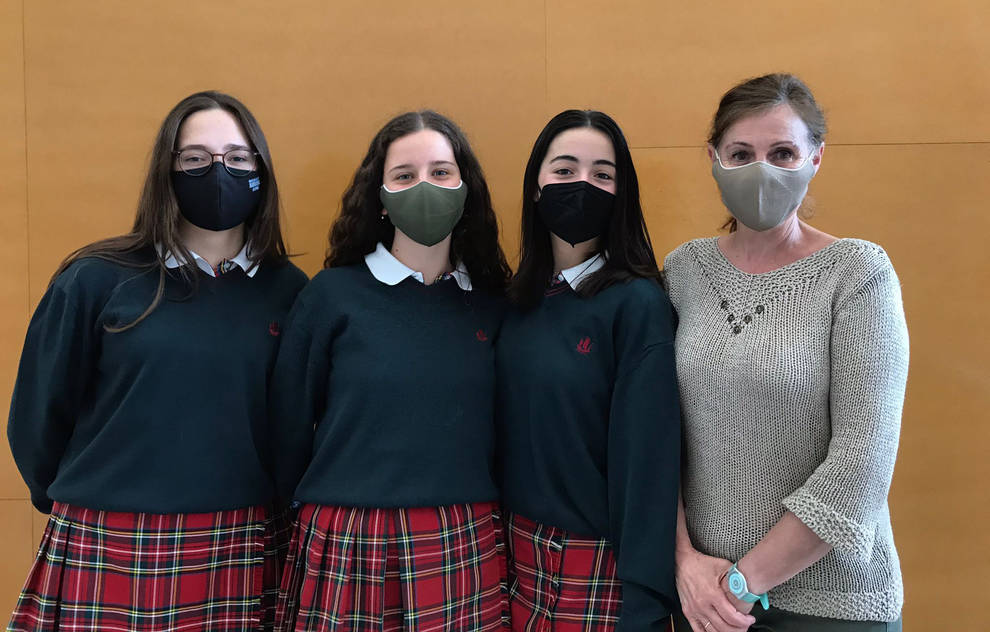 De izquierda a derecha, Loreto Viñeta, Eugenia Moratinos y Sofía Bergasa, ganadoras de la VIII edición del concurso Vidiomas, junto con la profesora Sofía Bergasa.
