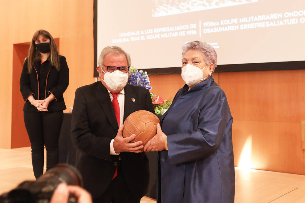 Emotivo homenaje a los osasunistas represaliados en el 36