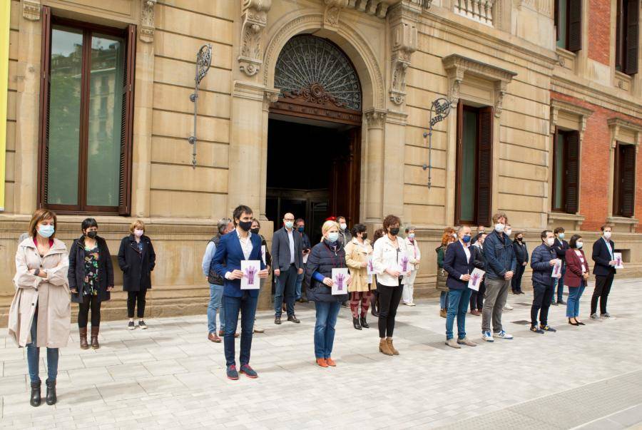 El Parlamento de Navarra se concentra contra el crimen machista de Zaragoza