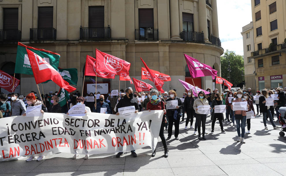 Una concentración, convocada por ELA, UGT, LAB y CCOO, para exigir la negociación del primer convenio sectorial de residencias de la tercera edad.