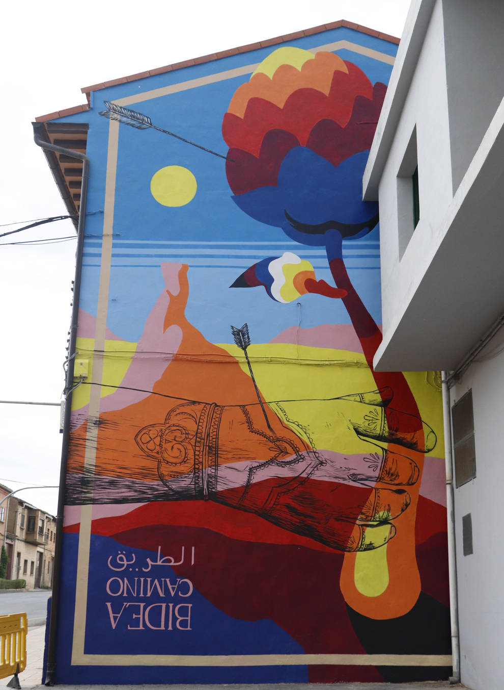 LEIRE URBELTZ Y MALMÖ. Esta fachada ubicada en la carretera NA-660 fue el lienzo elegido por estos dos artistas navarros para dibujar un mural protagonizado por una alcachofa y el cabezo bardenero de Castildetierra.