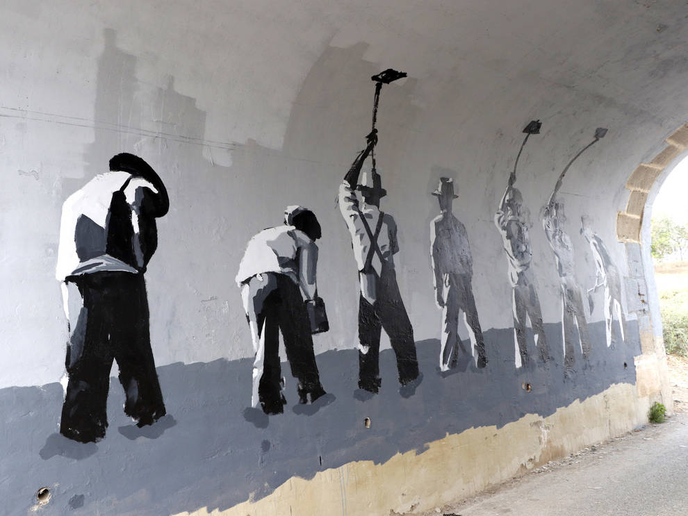 IGNACIO SIMÓN El artista local Ignacio Simón realizó su obra en el conocido como puente del Saso, donde plasmó distintas figuras de agricultores en plena faena con sus correspondientes aperos de labranza.