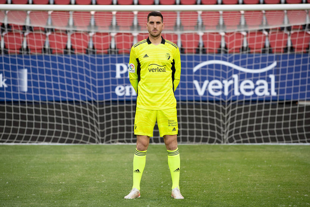 Osasuna presenta las equipaciones que lucirán los porteros la próxima temporada