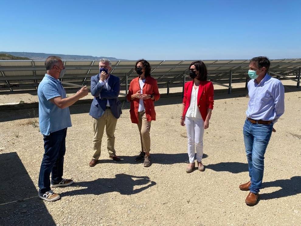 La consejera Itziar Gómez y su homólogo aragonés visitan un proyecto fotovoltaico innovador de la Comunidad General de Regantes del Canal de Bardenas