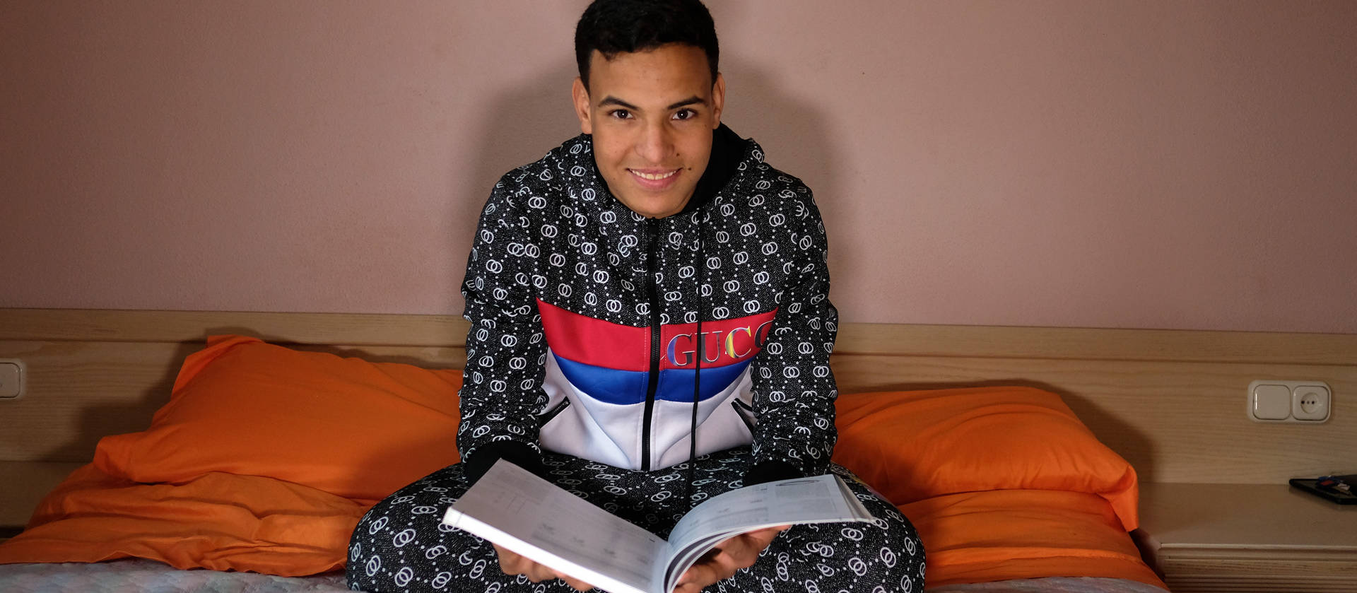 foto de UN SUEÑO. Mohamed Ounasser, de 17 años, posa en su cama con un libro de electrónica. Su sueño ahora es continuar estudiando. En enero empezará la ESO.