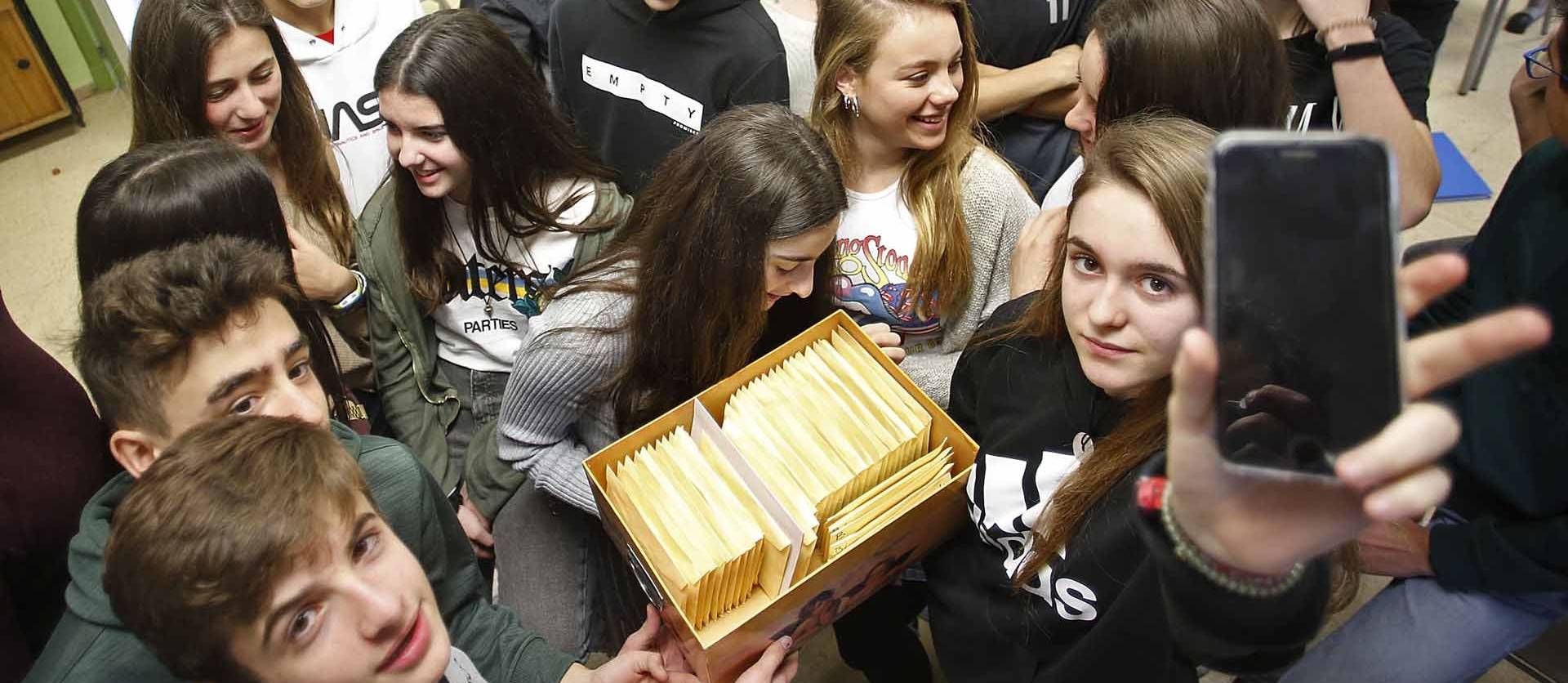 Foto de alumnos de 4º de la ESO de Claret Larraona recuperan su dispositivo después de una semana entregado de forma voluntaria.