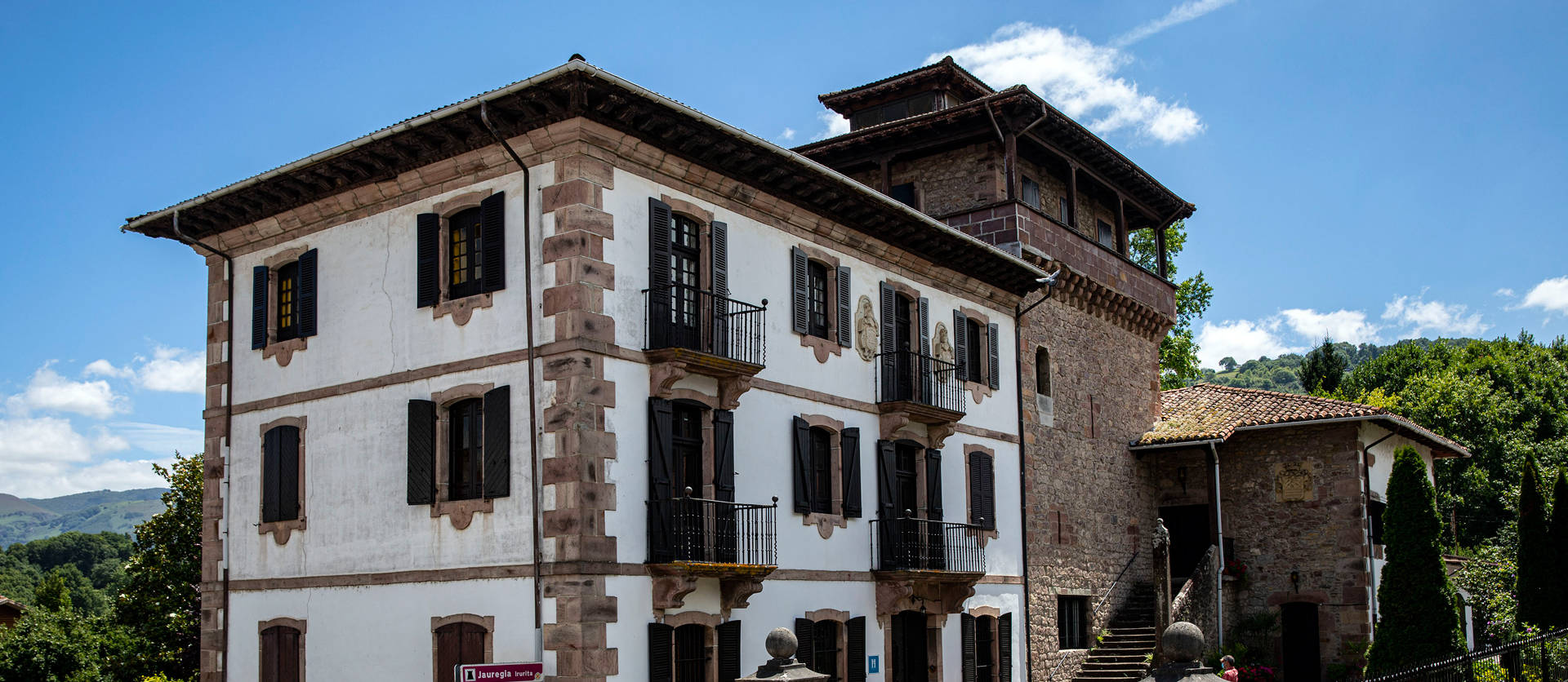Palacio Jauregia de Irurita, en el que se distingue la torre bajomedieval, del siglo XV, al fondo, y el palacio barroco anexo, del siglo XVIII.