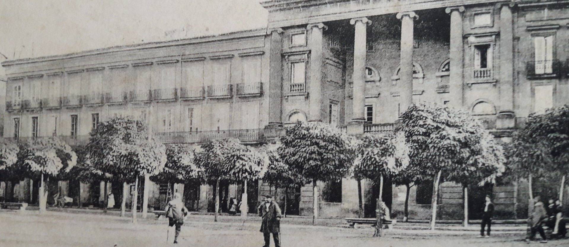 Fachada del antiguo teatro Gayarre en 1905, cuando estaba en la plaza del Castillo, entre el palacio de la Diputación y la casa del Crédito Navarro.