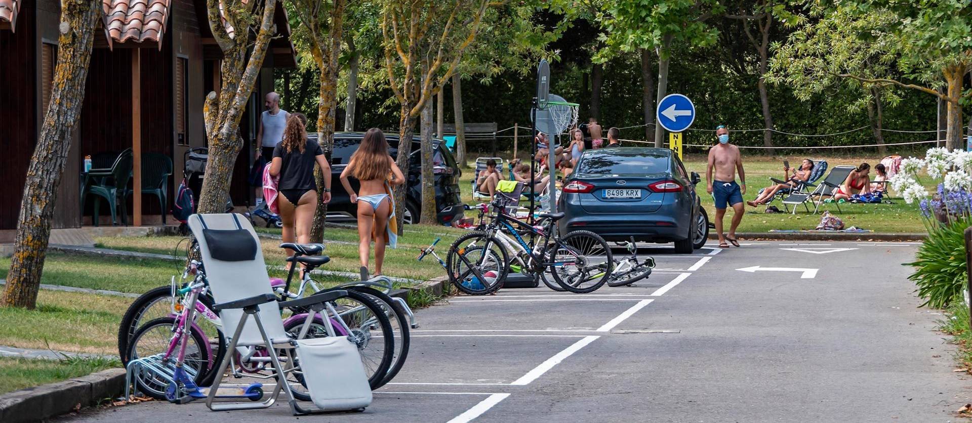 Personas andando o tomando el sol en el Camping Iratxe de Ayegui. El uso de la mascarilla no es necesario cuando el campista está en su parcela.