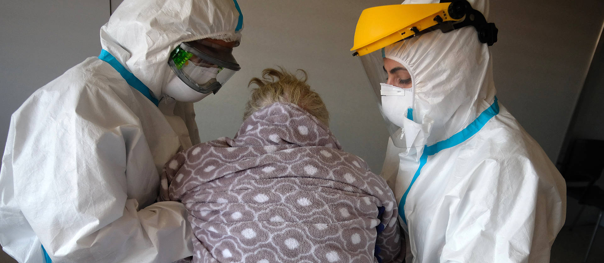 Marta Barrado, fisioterapeuta de esta planta covid, realiza unos ejercicios con una paciente con covid, una mujer de 90 años.