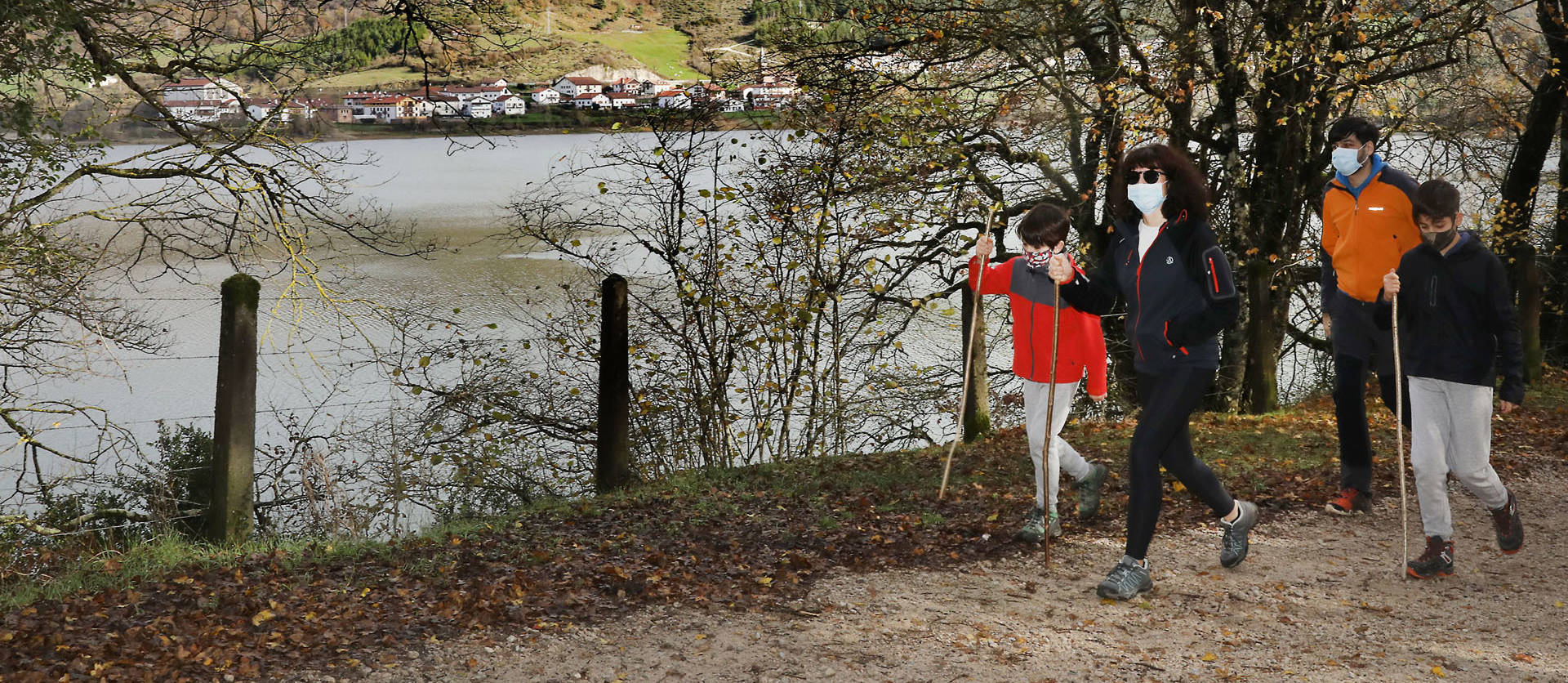 María del Mar Almendro y su familia disfrutando del domingo por el paseo del embalse de Eugi.