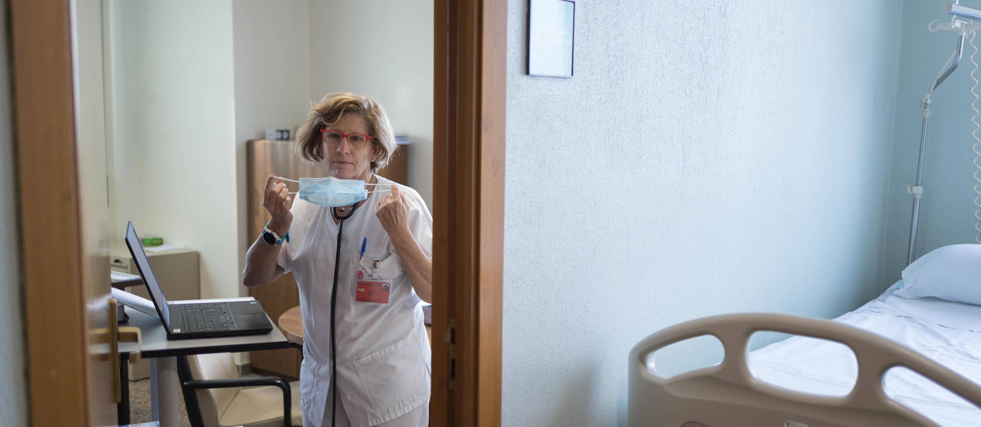 Foto de la jefa de Medicina Interna del hospital Reina Sofía de Tudela, Tere Rubio Obanos, trabajando en el centro.