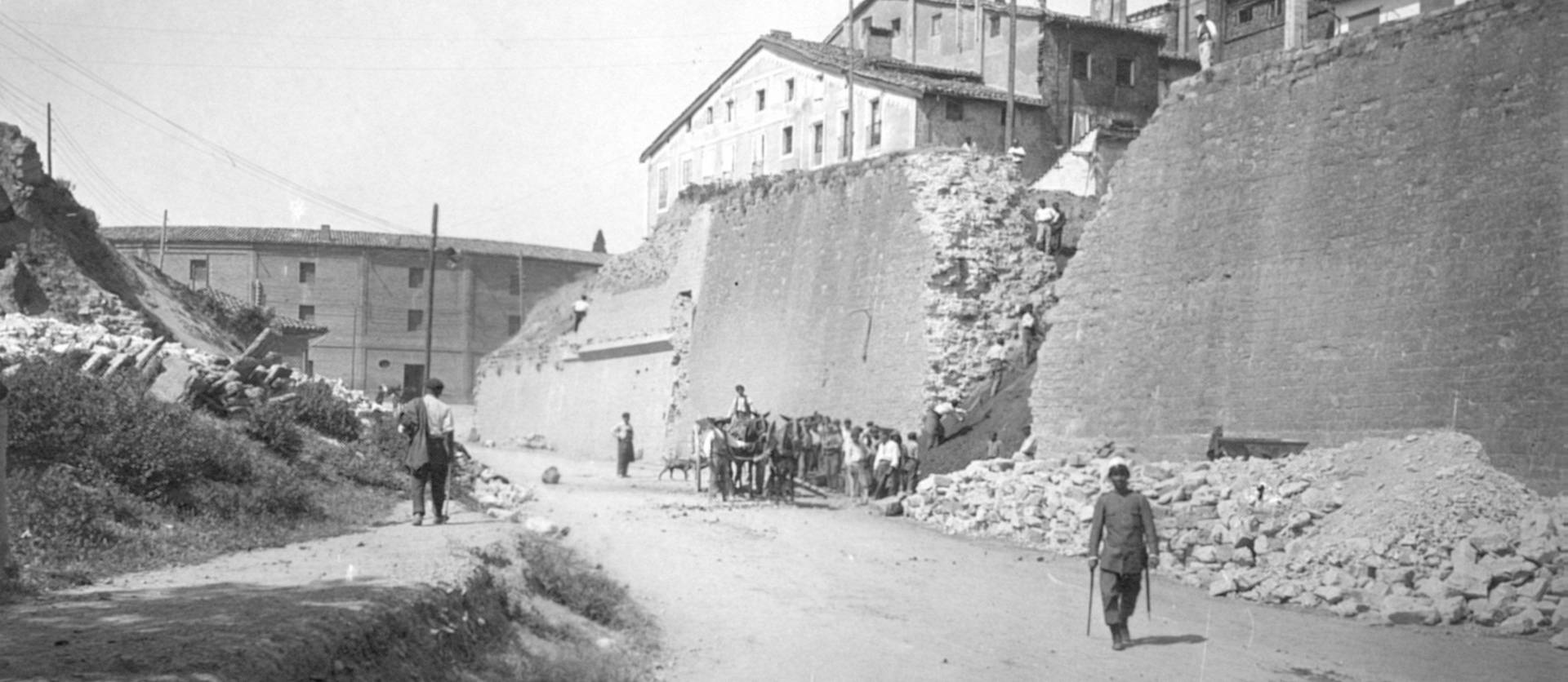 Imagen del comienzo de las obras de derribo del frente de Tejería, en 1918, al fondo la antigua plaza de toros. En la grieta estaba la Puerta de la Fuente Vieja.