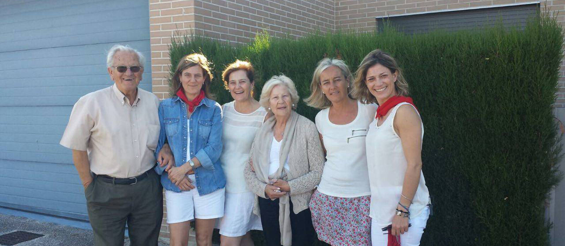 Foto de Julián Muguerza, con sus hijas y su mujer: Ana, Begoña, Ana María, Marisa e Itziar.