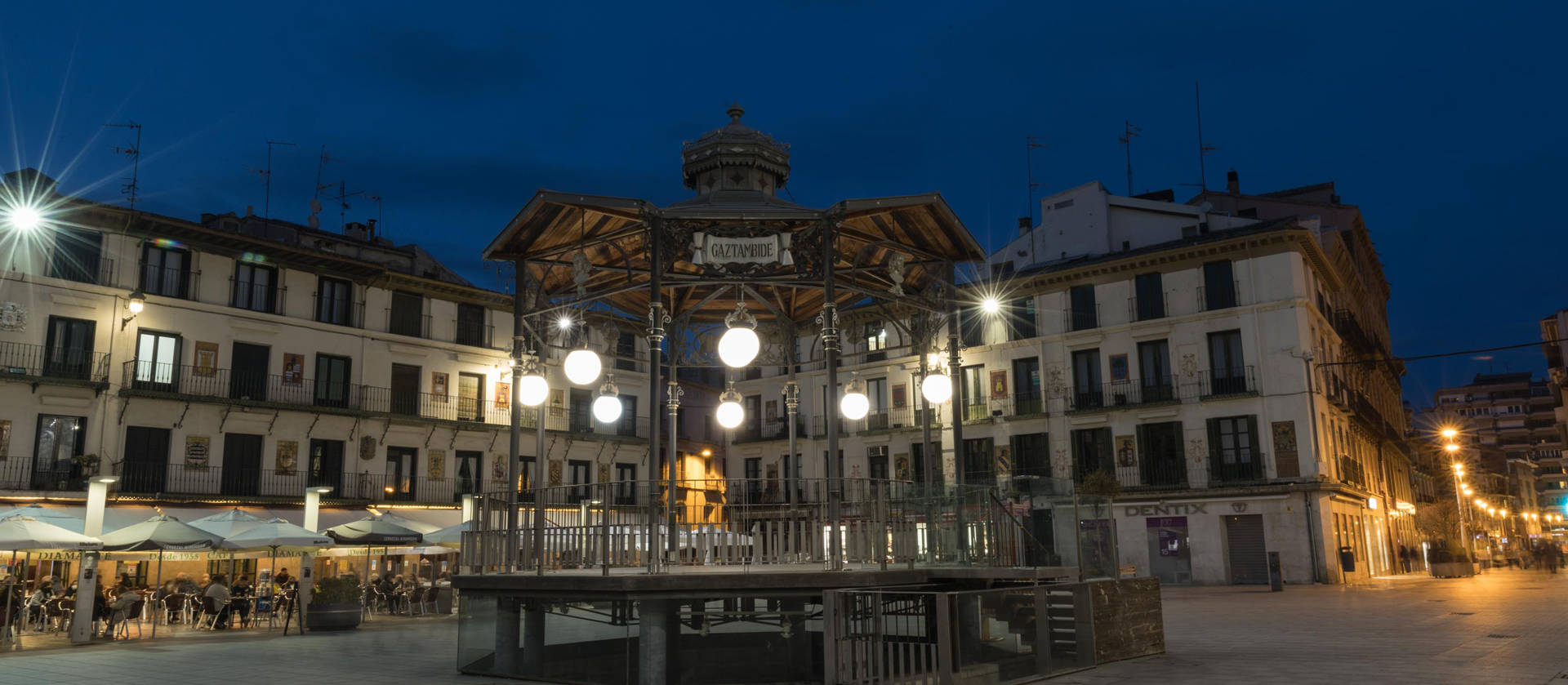 Imagen nocturna del quiosco de la plaza de los Fueros que este año cumple un siglo de historia desde su instalación en 1921.