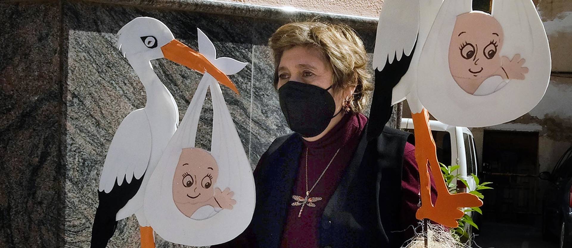 La florista Mª Jesús Oca, con las dos cigüeñas de plástico que ha confeccionado para decorar el escaparate.