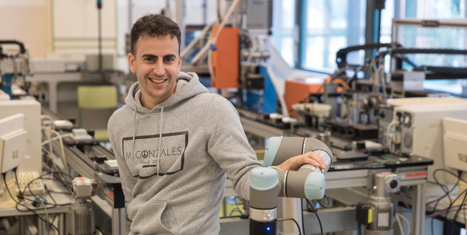 Imanol Martínez Merino, en el laboratorio de Mecatrónica del edificio central del CIP ETI.