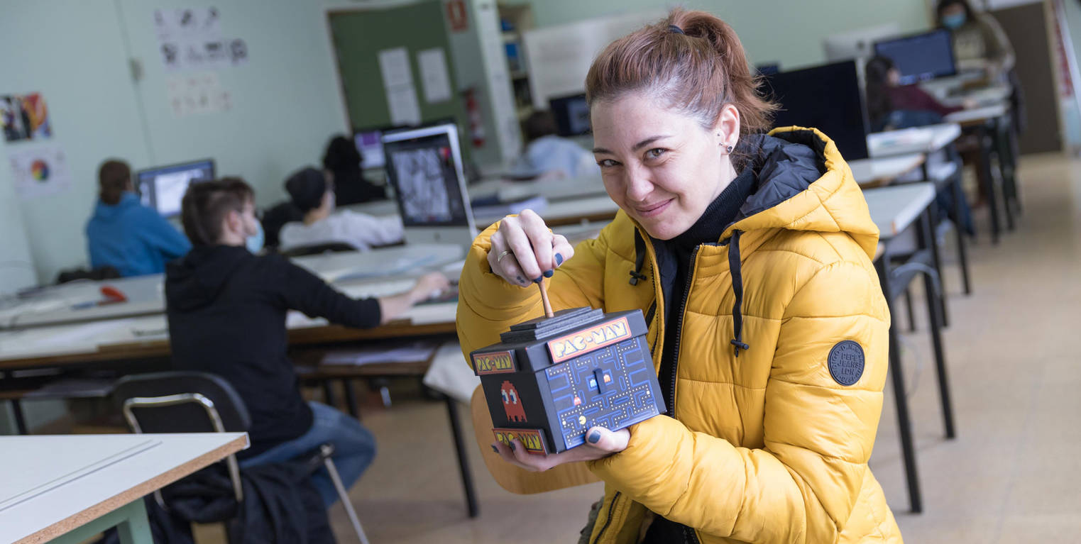 Cristina Baigorri Sáez, ante un grupo de alumnos de la Escuela de Arte y Superior de Diseño (EASDI) de Corella.