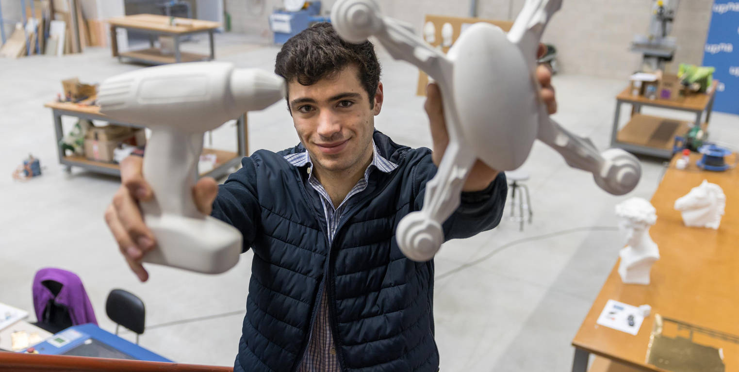 José Mª del Castillo, en la UPNA, con prototipos de un taladro y un dron realizados en 3D.