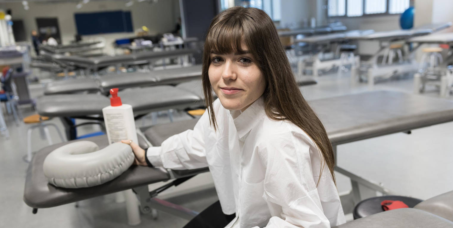 Leyre García García, entre dos de las camillas para prácticas de Fisioterapia con las que cuenta el Campus de la UPNA de Tudela.