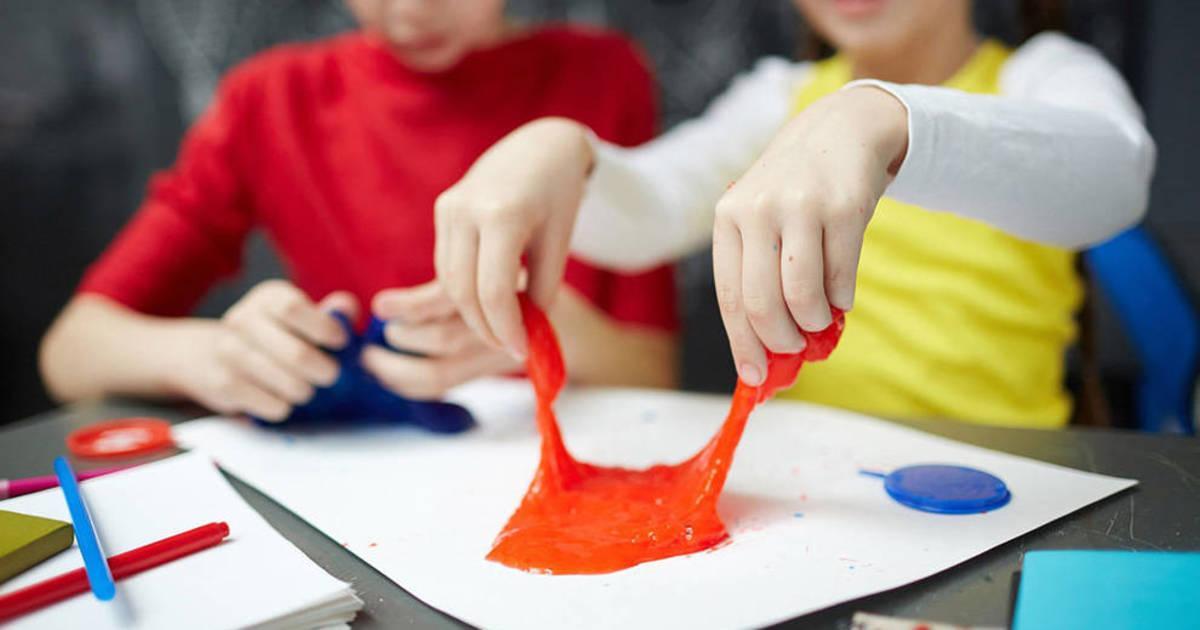 niños jugando con slime