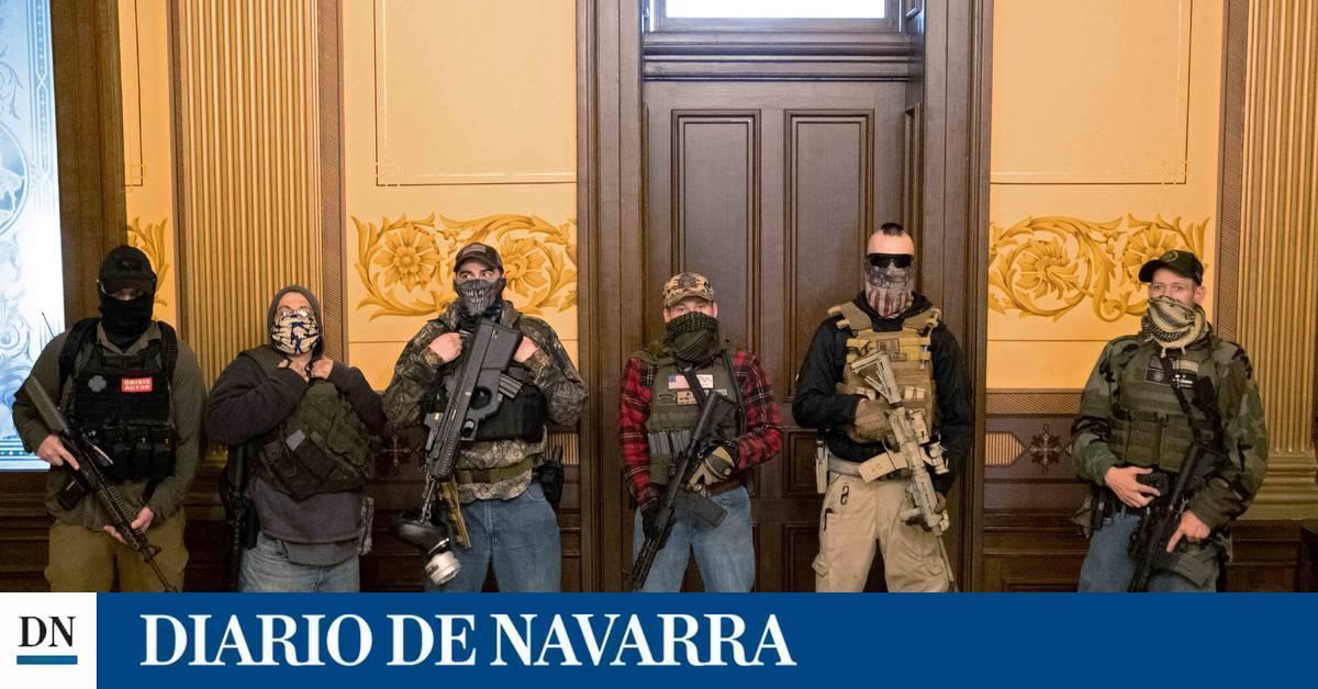 Hombres armados protestan en el Capitolio de Michigan contra confinamiento | Noticias de ...